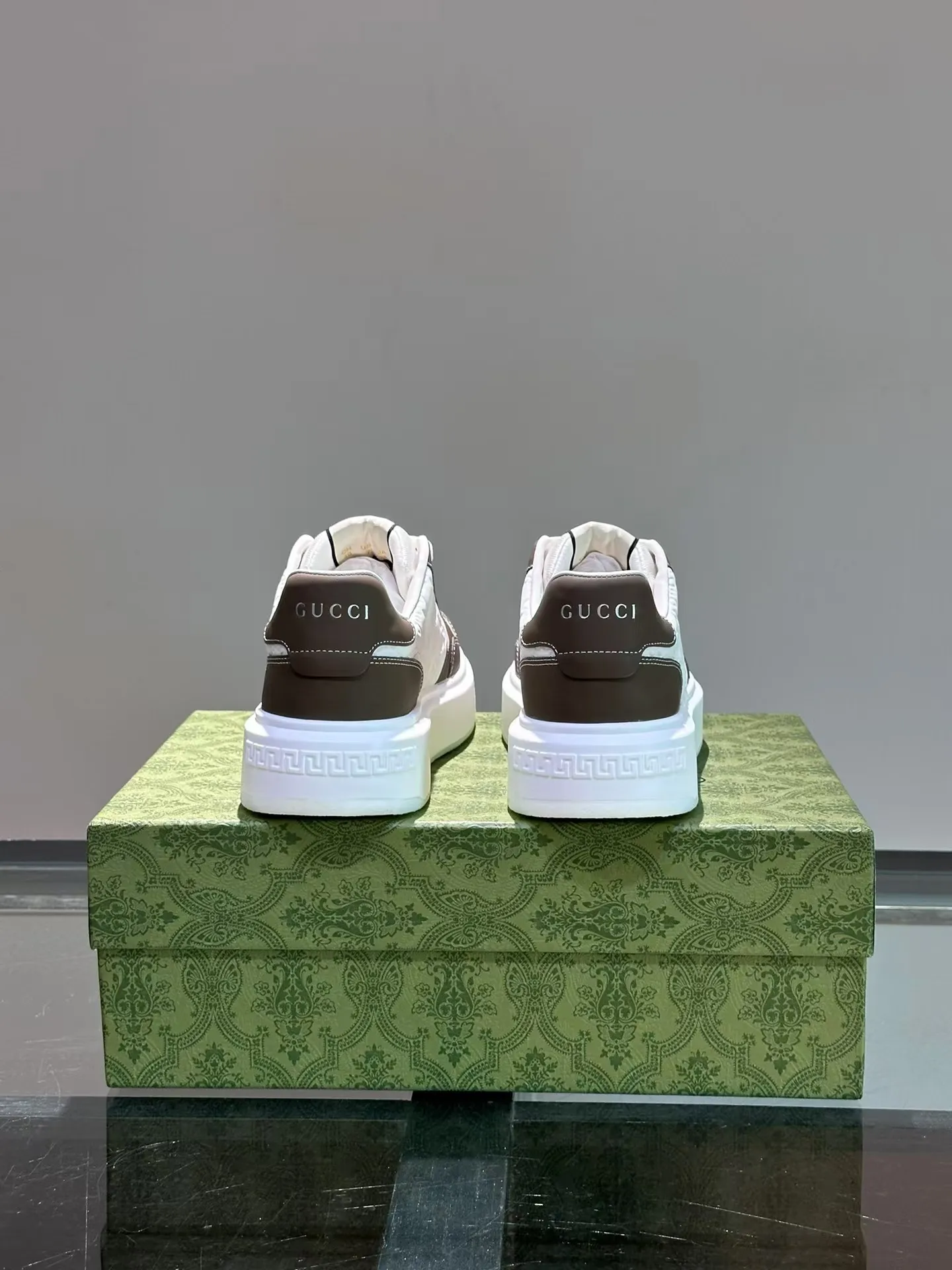P440 new men's shoes GUCCI [Lightning] latest shoes are shipped. Original quality, fashionable, made of special materials, sheepskin lining, brand new packaging. The foot feels super comfortable and the workmanship is impeccable. Size: Male 38-45.